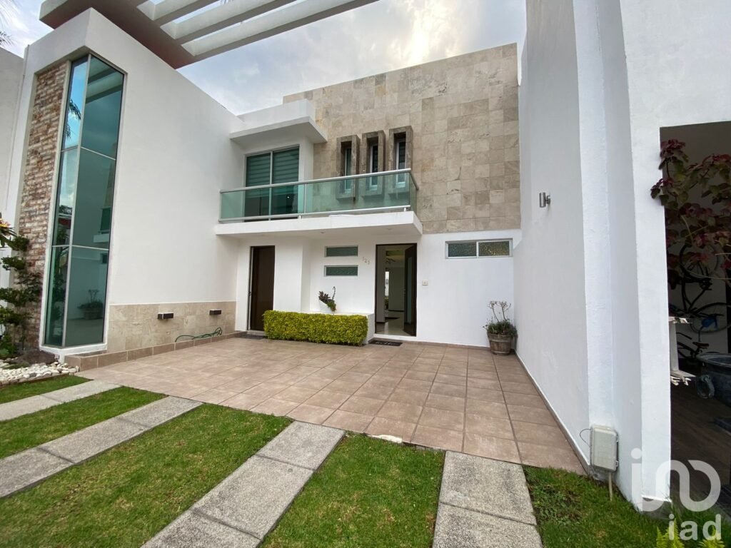 VENTA DE CASA CON JARDÍN EN ZEREZOTLA, CHOLULA