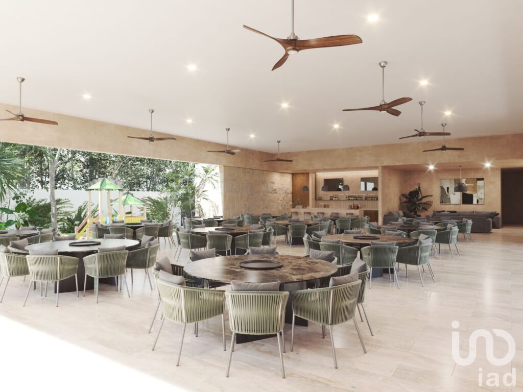 Terreno en venta, frente a Valenia, Playa del Carmen. Cancha de pádel y excelentes amenidades.