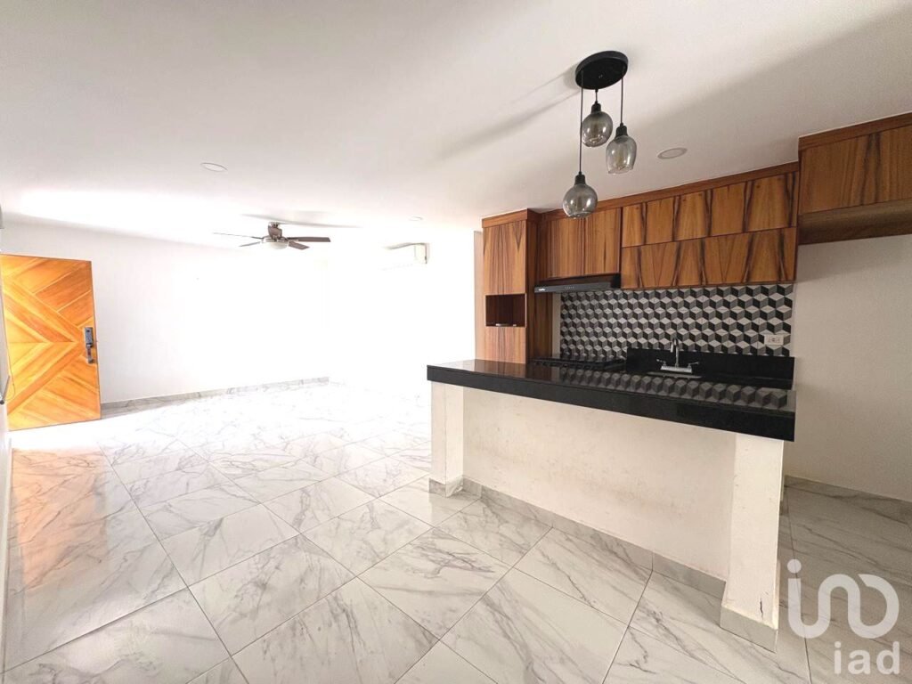 Casa en venta en Colonia Maya 3 recámaras con alberca y accesoria