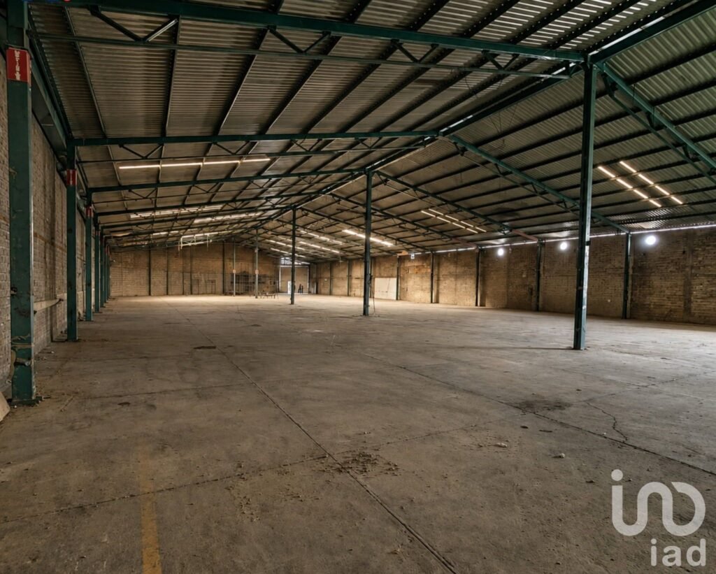 Bodega Industrial en Esquina – 1,900 m² con Luz Trifásica 440V – Col. Echeverría, GDL