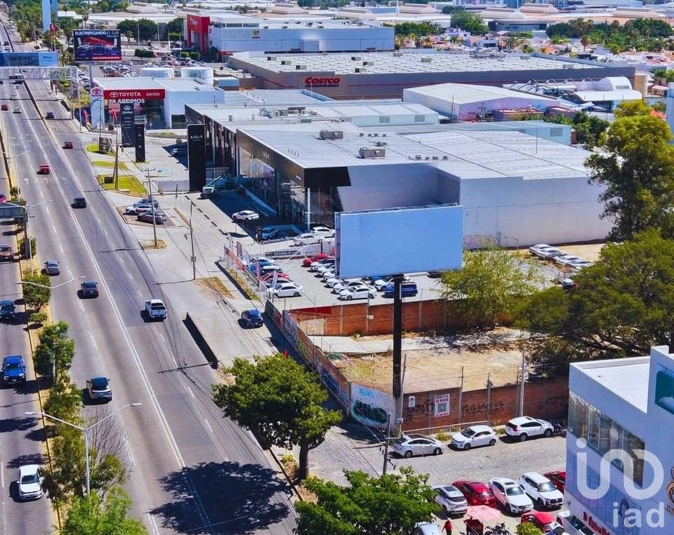 Terreno en Esquina de 1,104 m² sobre Av. López Mateos Sur – ¡Máxima Visibilidad!