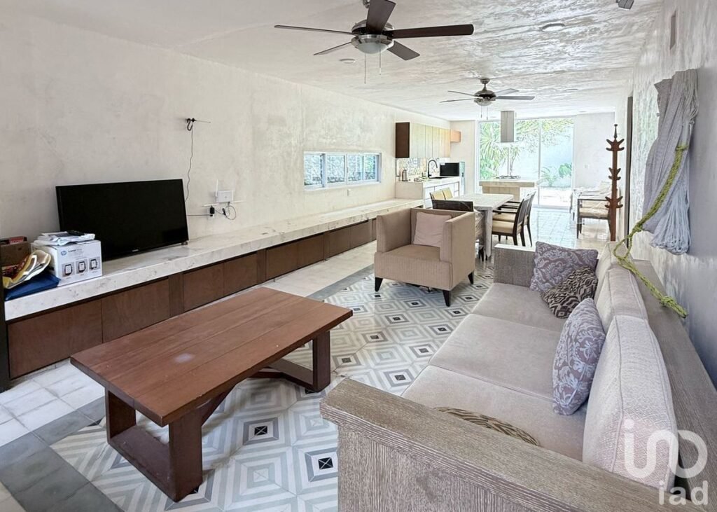 Casa Remodelada de 2 Recámaras con Piscina y Estacionamiento, La Ermita, Centro de Mérida