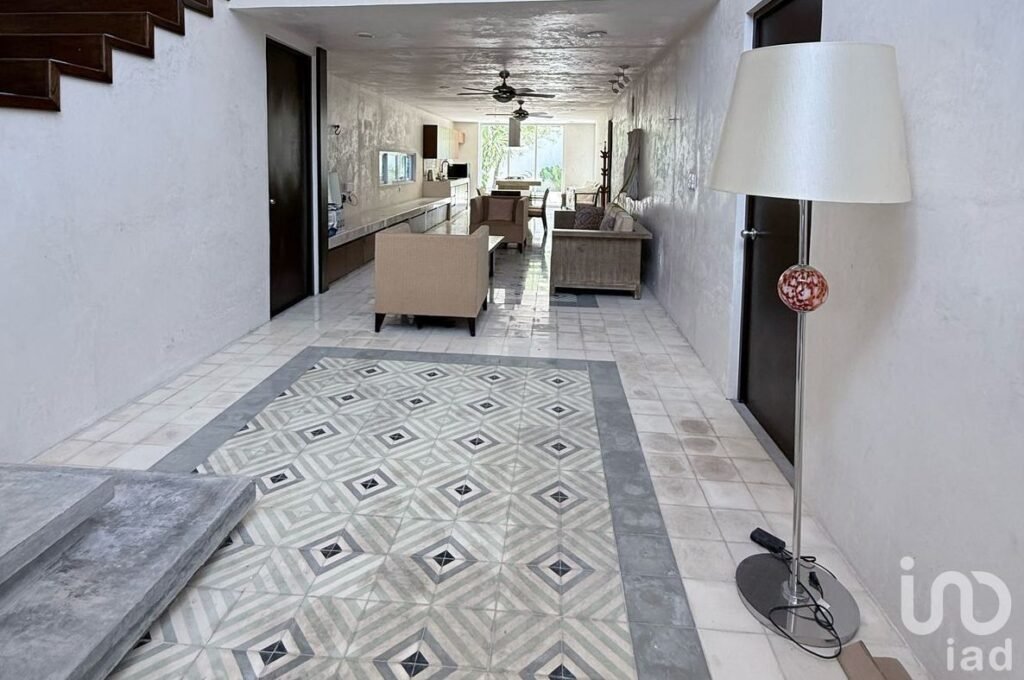 Casa Remodelada de 2 Recámaras con Piscina y Estacionamiento, La Ermita, Centro de Mérida