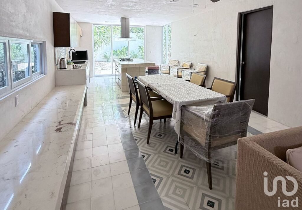 Casa Remodelada de 2 Recámaras con Piscina y Estacionamiento, La Ermita, Centro de Mérida