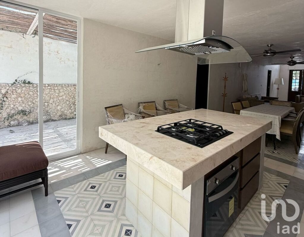 Casa Remodelada de 2 Recámaras con Piscina y Estacionamiento, La Ermita, Centro de Mérida