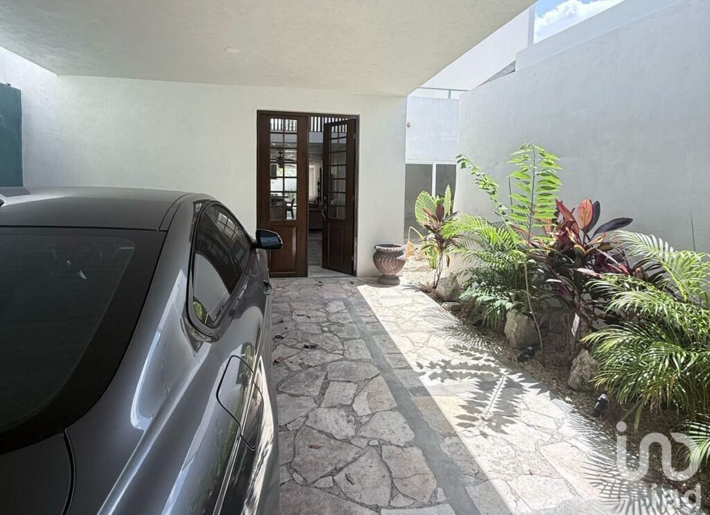 Casa Remodelada de 2 Recámaras con Piscina y Estacionamiento, La Ermita, Centro de Mérida