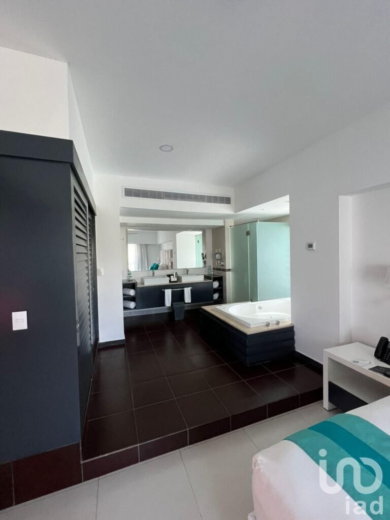 Venta de Penthouse de 3 Recámaras en The Fives Beach: Lujo, Rentabilidad y Rooftop Privado
