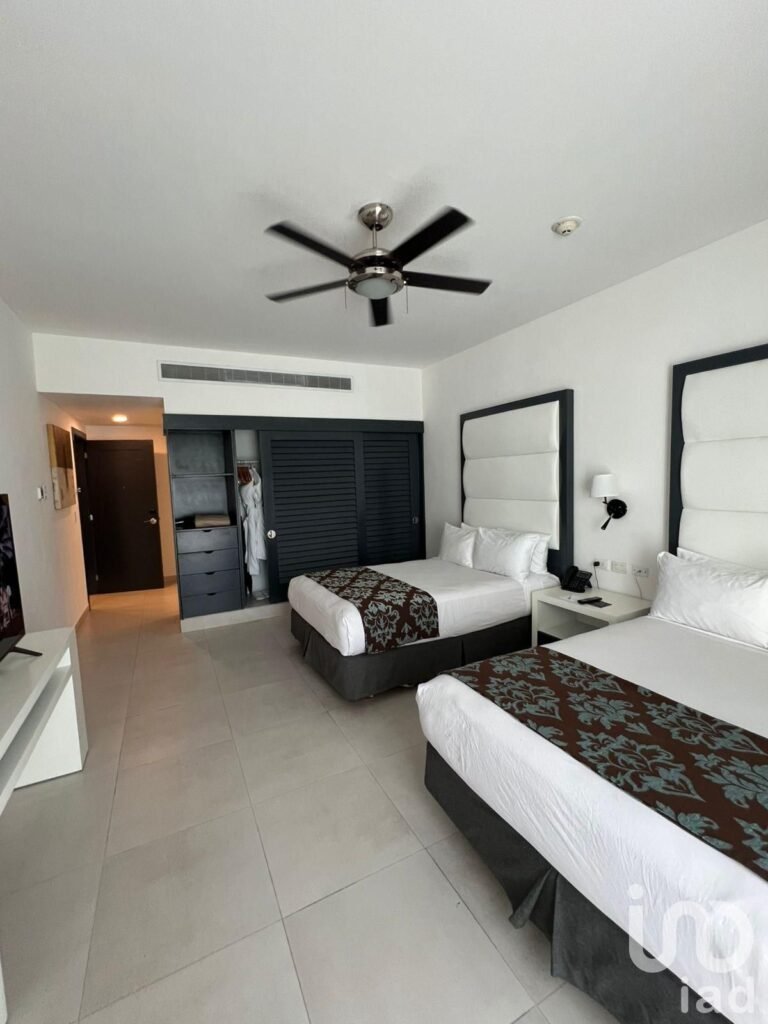 Venta de Penthouse de 3 Recámaras en The Fives Beach: Lujo, Rentabilidad y Rooftop Privado