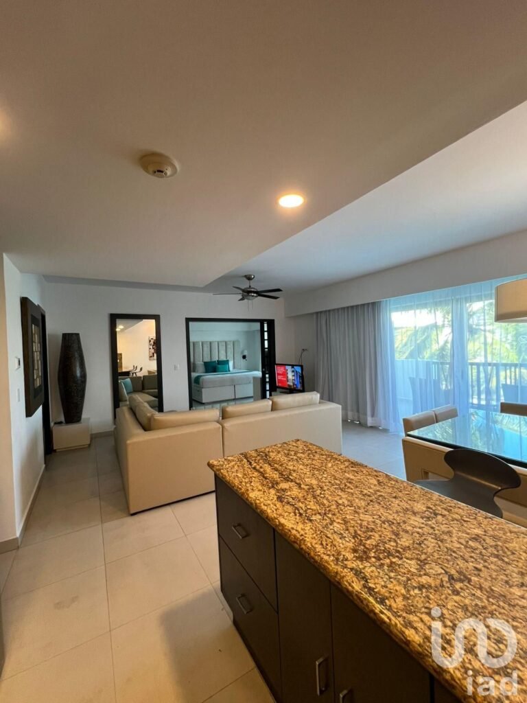 Venta de Penthouse de 3 Recámaras en The Fives Beach: Lujo, Rentabilidad y Rooftop Privado