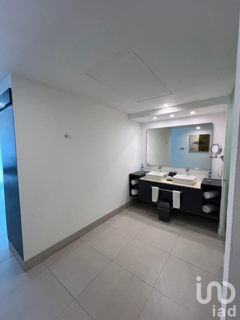 Venta de Penthouse de 3 Recámaras en The Fives Beach: Lujo, Rentabilidad y Rooftop Privado