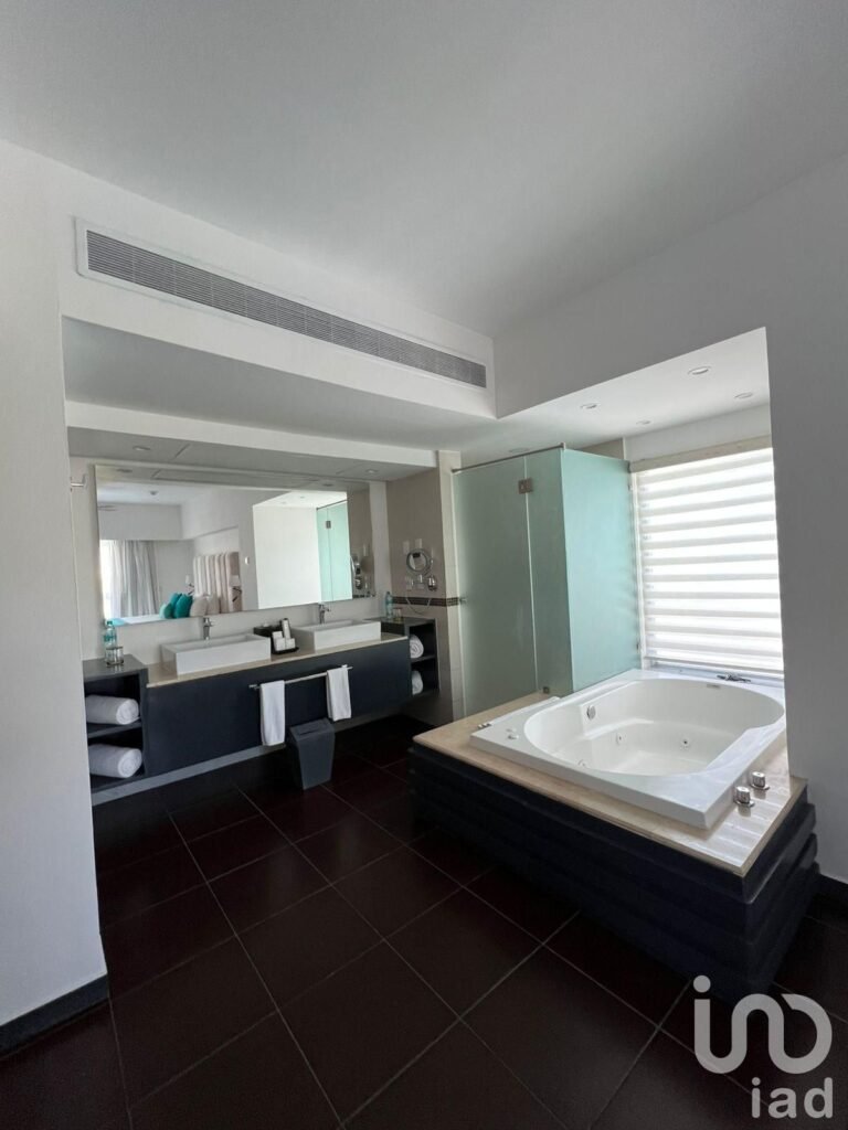 Venta de Penthouse de 3 Recámaras en The Fives Beach: Lujo, Rentabilidad y Rooftop Privado