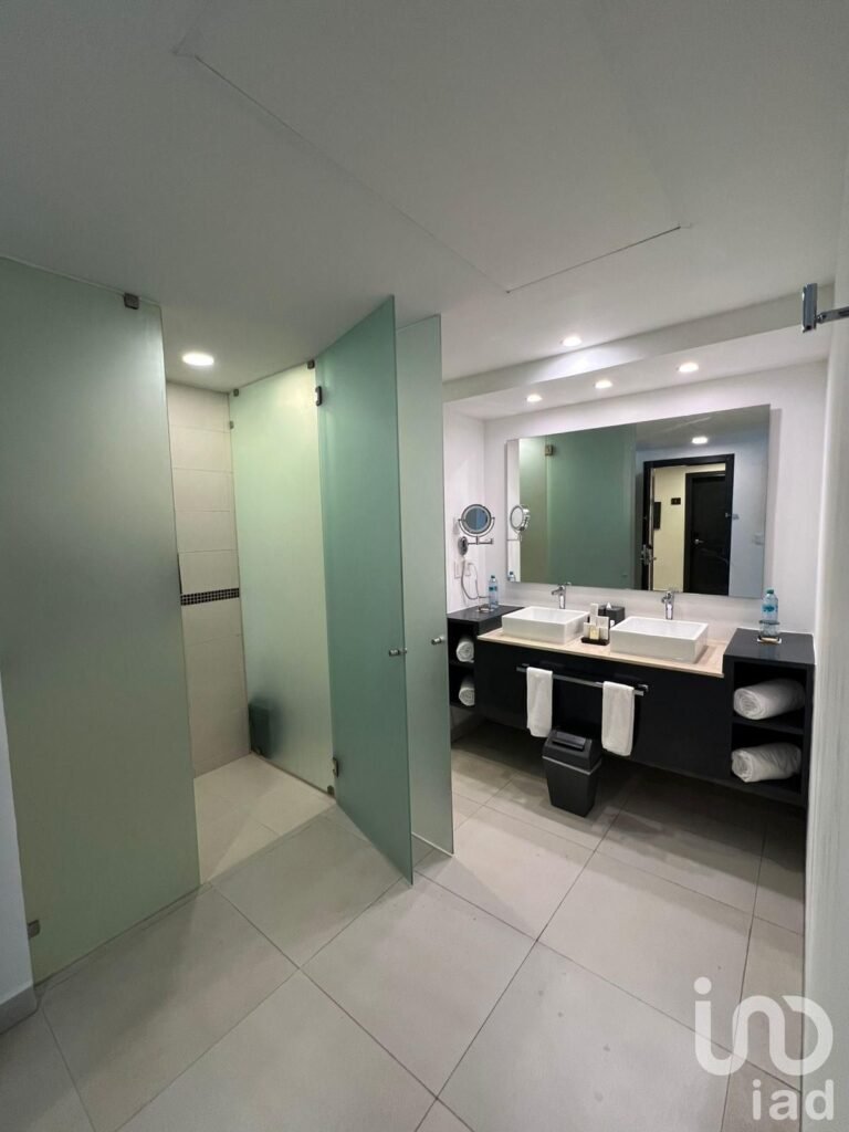 Venta de Penthouse de 3 Recámaras en The Fives Beach: Lujo, Rentabilidad y Rooftop Privado