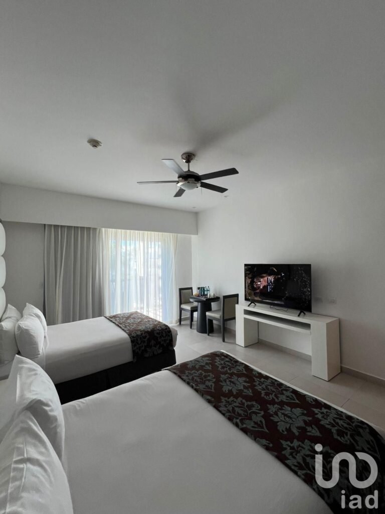 Venta de Penthouse de 3 Recámaras en The Fives Beach: Lujo, Rentabilidad y Rooftop Privado
