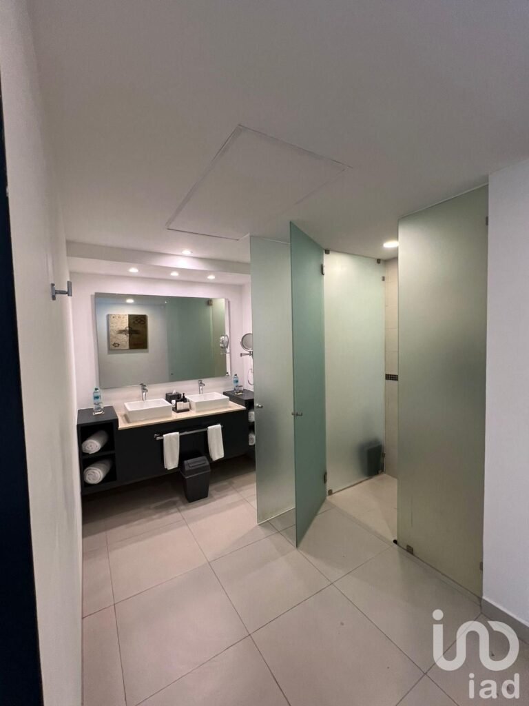 Venta de Penthouse de 3 Recámaras en The Fives Beach: Lujo, Rentabilidad y Rooftop Privado