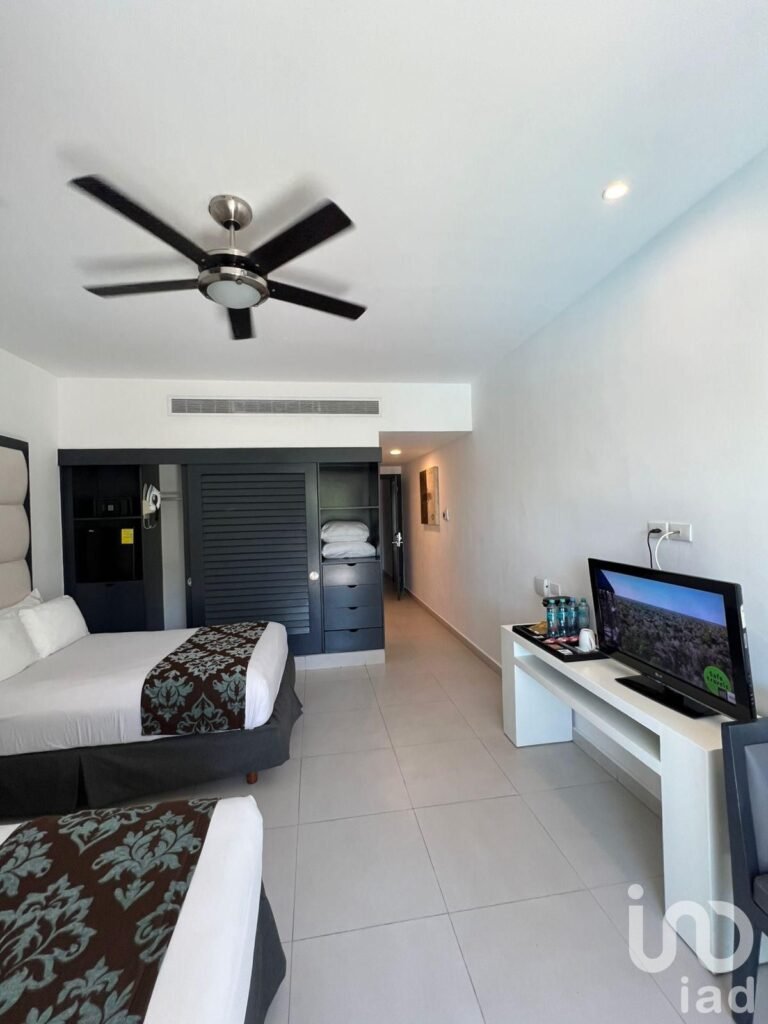 Venta de Penthouse de 3 Recámaras en The Fives Beach: Lujo, Rentabilidad y Rooftop Privado