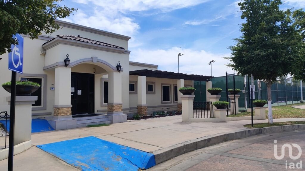 Casa en renta en Mexicali. Privada Puerta de Alcalá. Zona dorada.