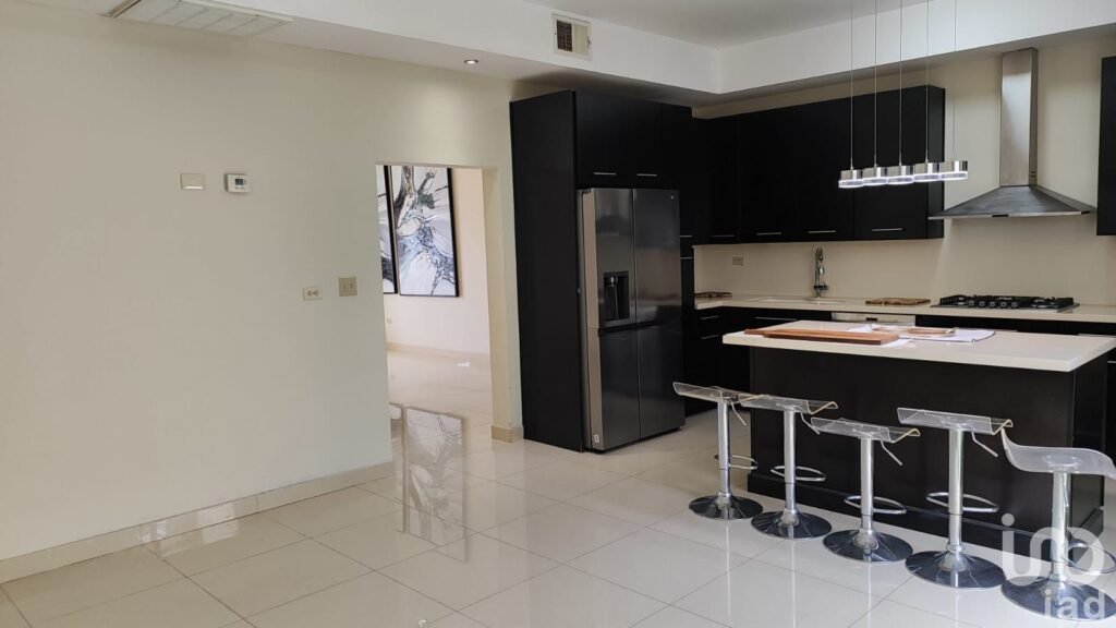 Casa en renta en Mexicali. Privada Puerta de Alcalá. Zona dorada.