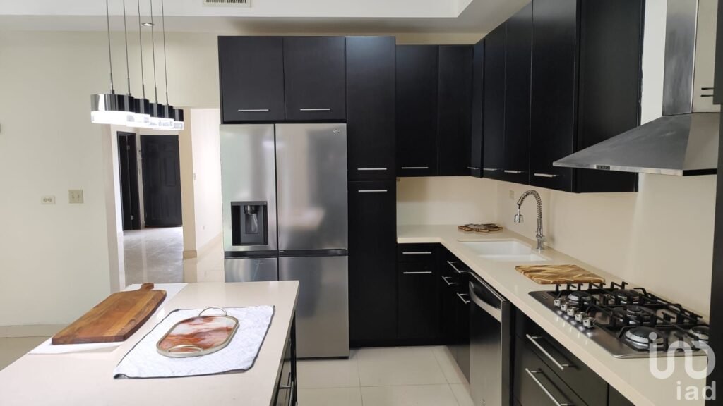 Casa en renta en Mexicali. Privada Puerta de Alcalá. Zona dorada.