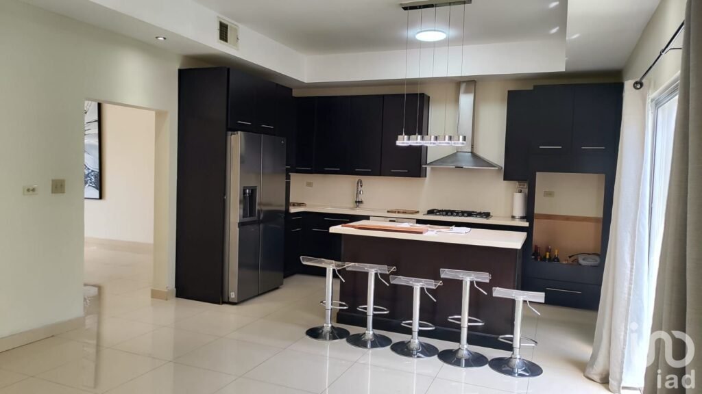 Casa en renta en Mexicali. Privada Puerta de Alcalá. Zona dorada.