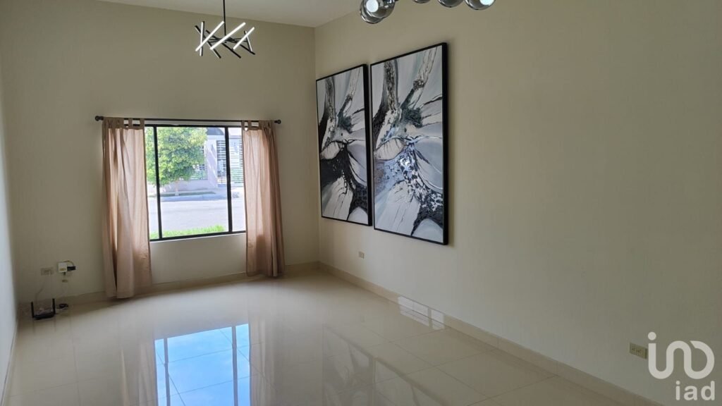 Casa en renta en Mexicali. Privada Puerta de Alcalá. Zona dorada.
