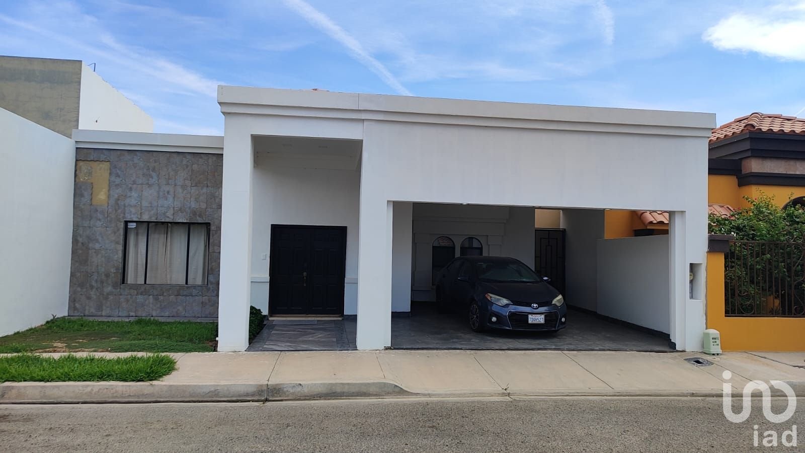 Casa en renta en Mexicali. Privada Puerta de Alcalá. Zona dorada.