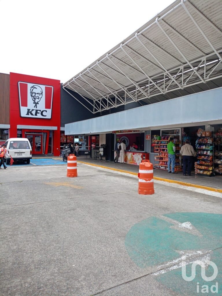 Renta de local comercial amueblado y equipado en Tecamachalco, Huixquilucan