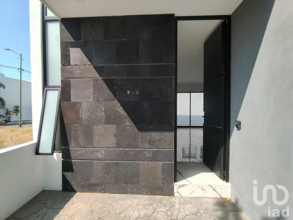 Casa en Venta. Frente a jardín, recámara en planta baja.