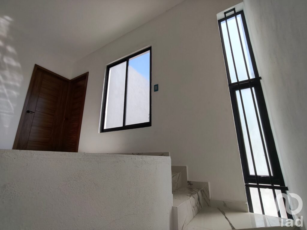 Casa en Venta. Frente a jardín, recámara en planta baja.