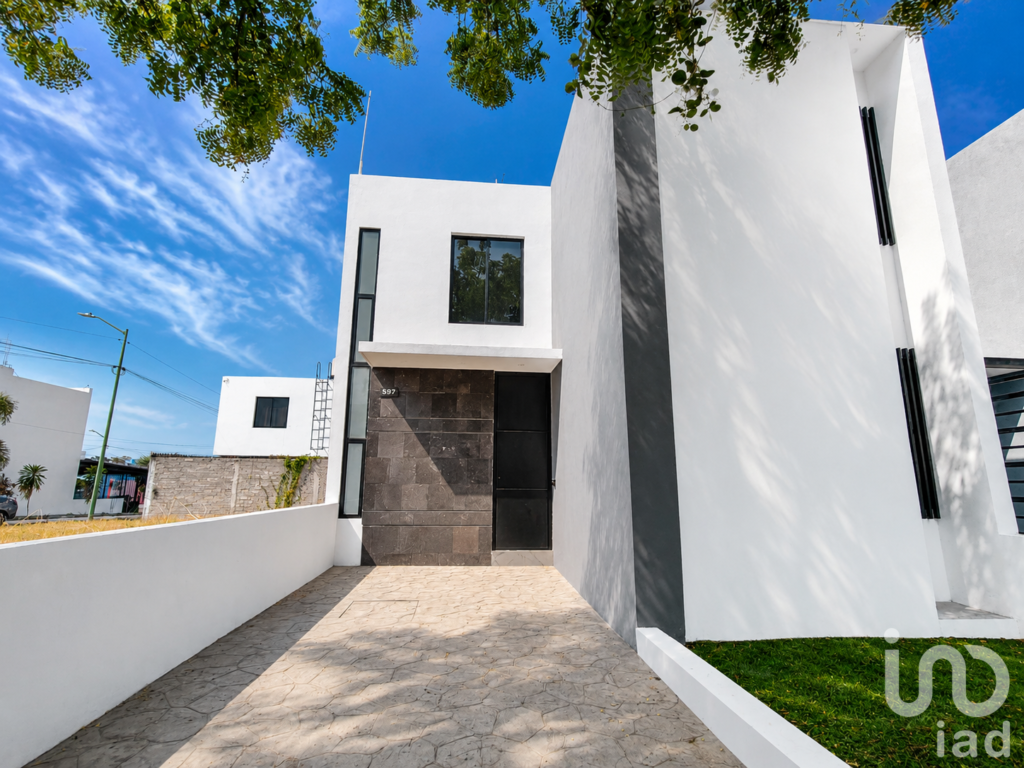 Casa en Venta. Frente a jardín, recámara en planta baja.