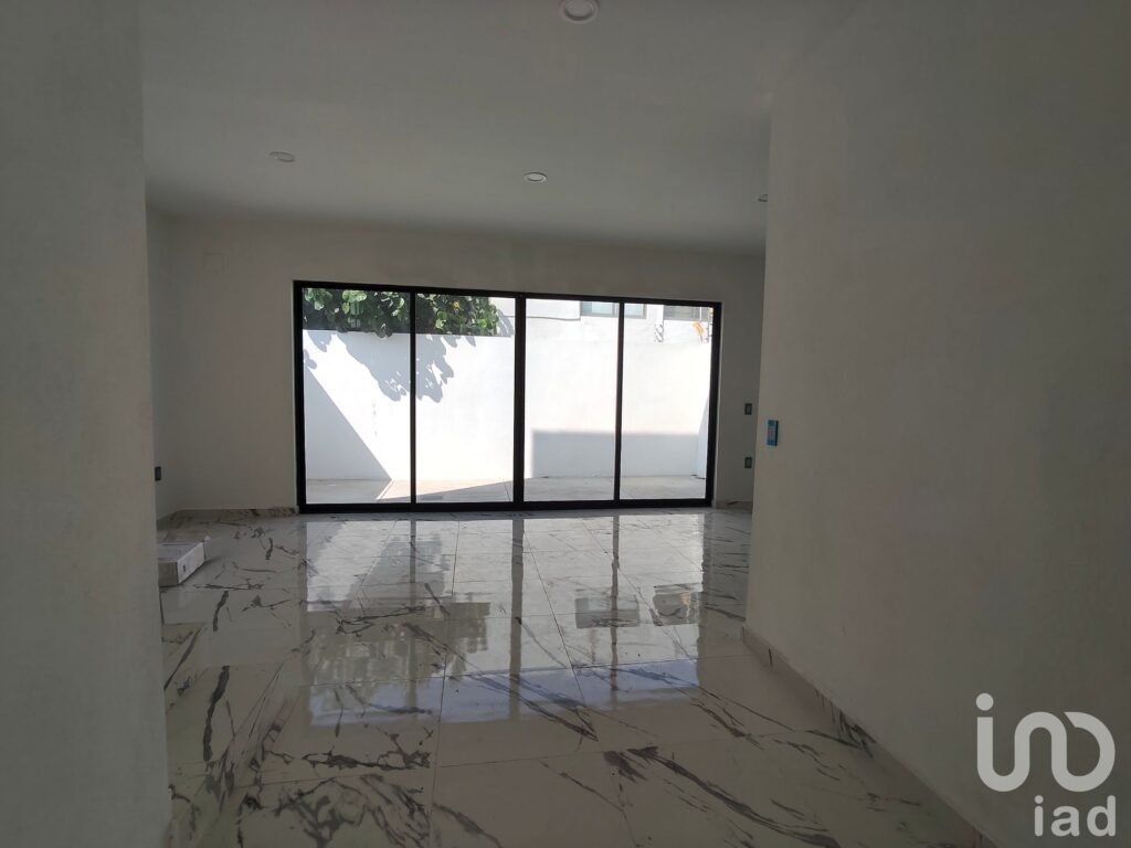 Casa en Venta. Frente a jardín, recámara en planta baja.