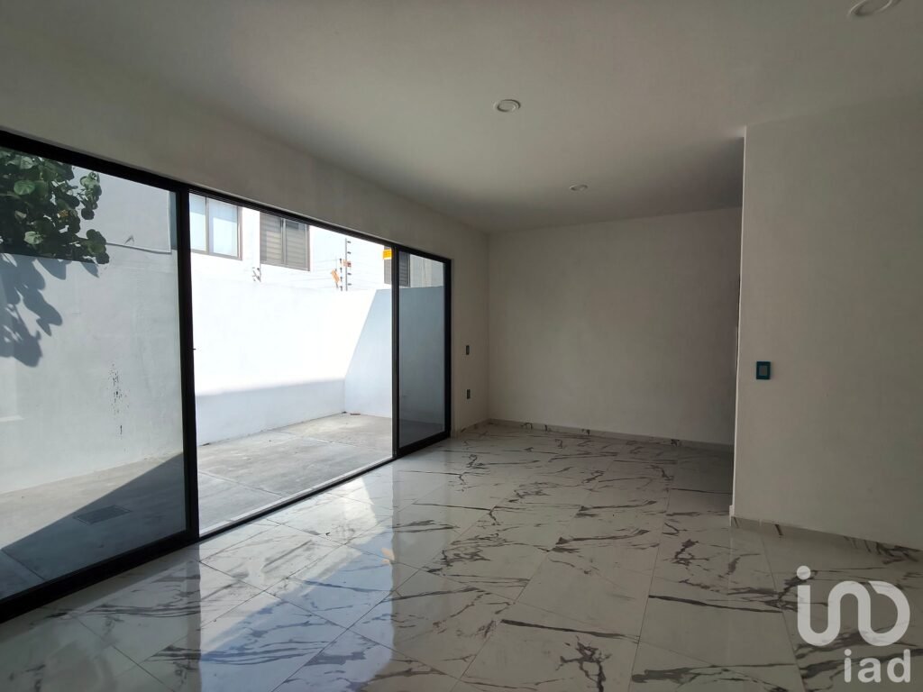 Casa en Venta. Frente a jardín, recámara en planta baja.