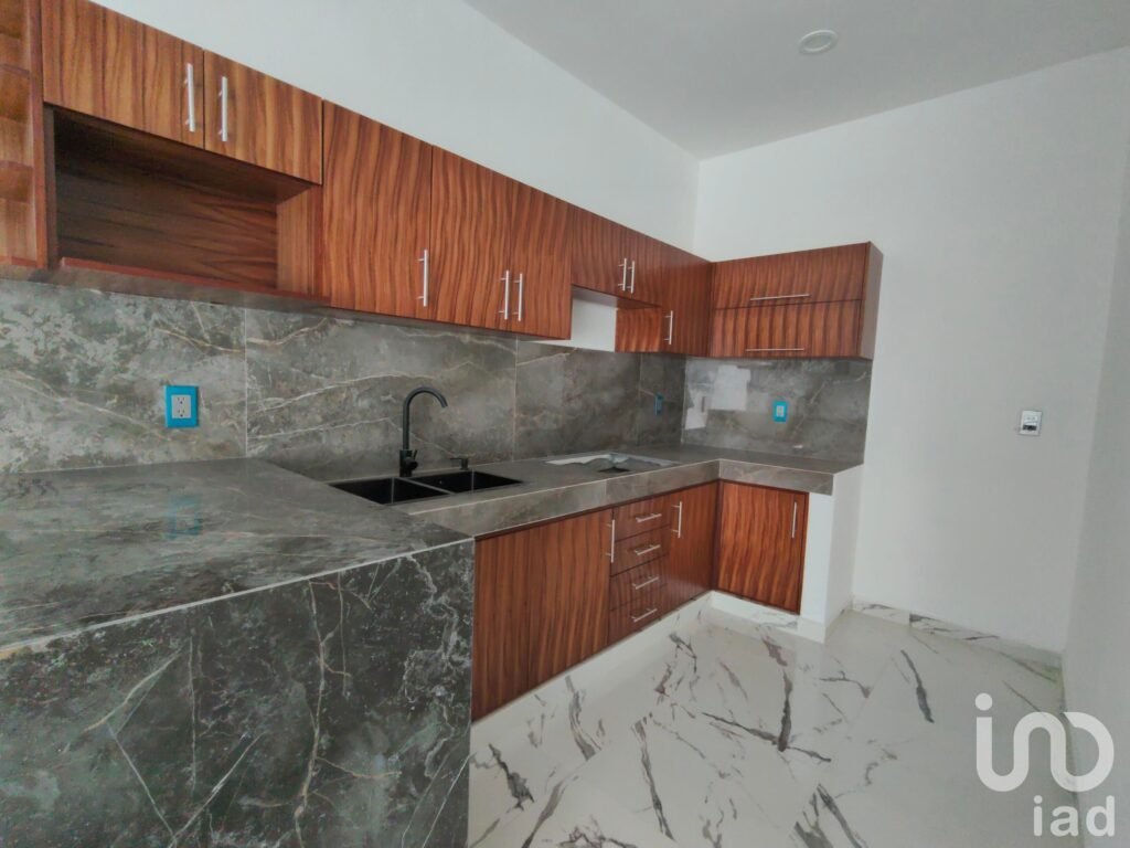 Casa en Venta. Frente a jardín, recámara en planta baja.