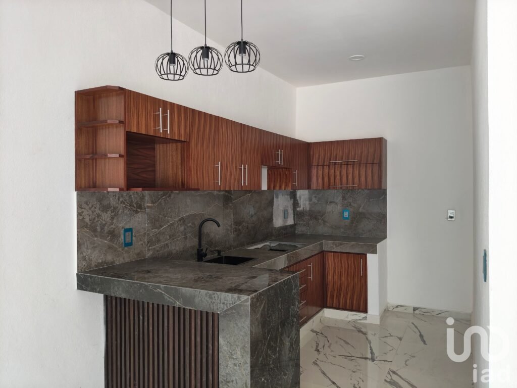 Casa en Venta. Frente a jardín, recámara en planta baja.