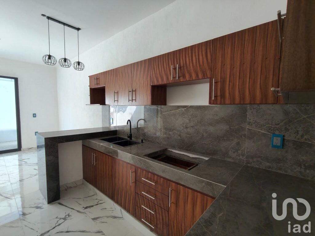 Casa en Venta. Frente a jardín, recámara en planta baja.