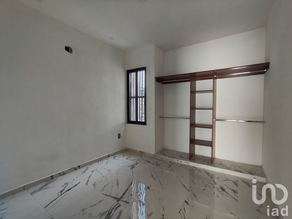Casa en Venta. Frente a jardín, recámara en planta baja.