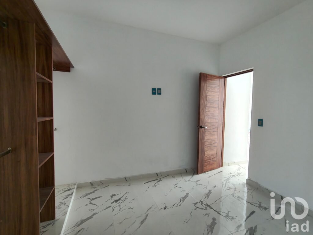 Casa en Venta. Frente a jardín, recámara en planta baja.