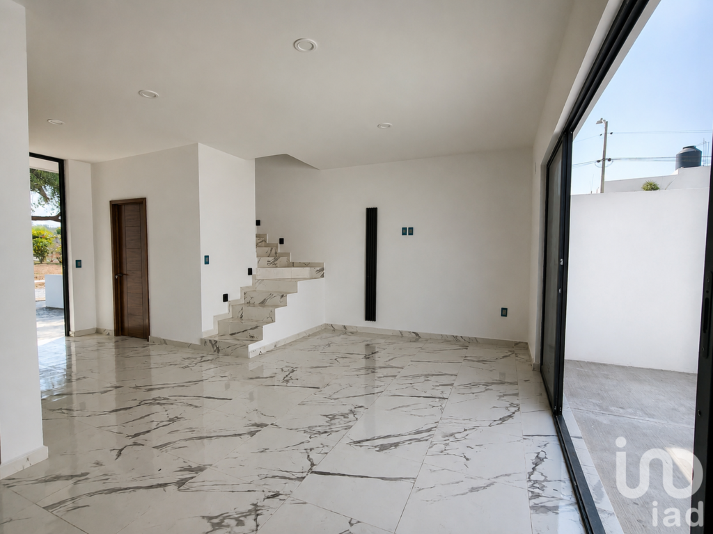 Casa en Venta. Frente a jardín, recámara en planta baja.