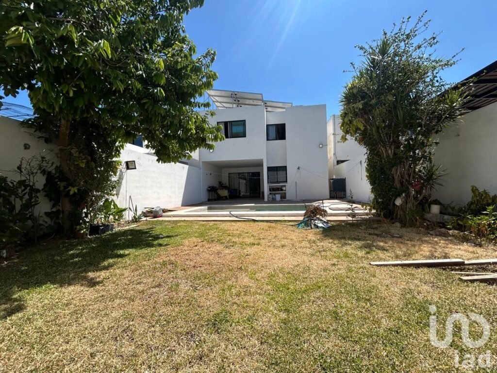 Casa en Renta Amueblada con Paneles Solares y Piscina en Privada, Cholul Yucatán