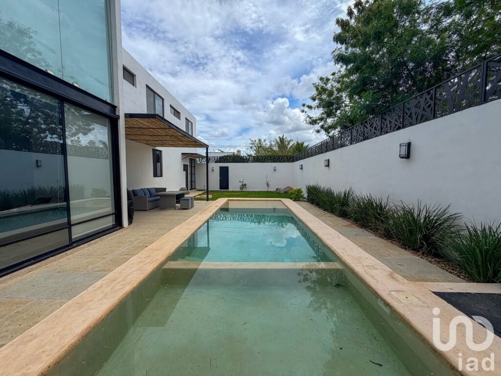 CASA EN VENTA EN ESQUINA DE 4 HABITACIONES HUBICADA EN DZITYA CON ALBERCA Y BAR