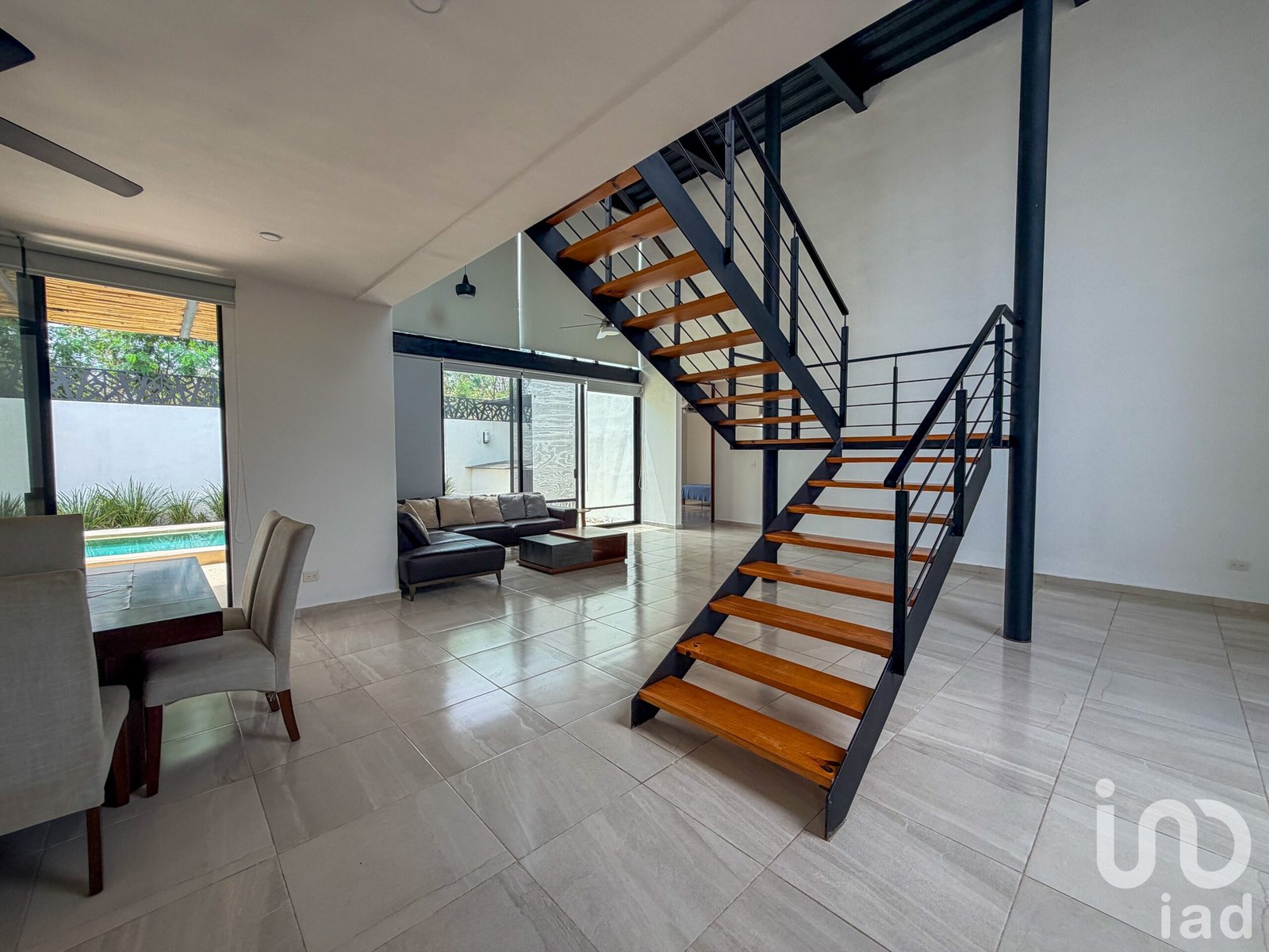 CASA EN VENTA EN ESQUINA DE 4 HABITACIONES HUBICADA EN DZITYA CON ALBERCA Y BAR