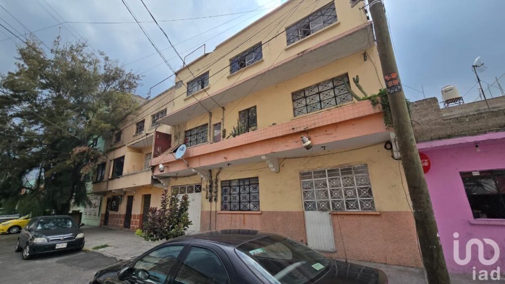 Edificio en venta para remodelar con nueve viviendas ideal para familias grandes o inversionistas