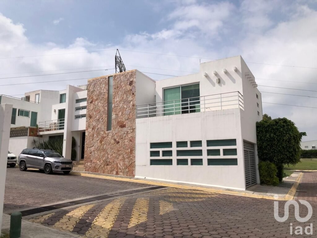 CASA EN VENTA  AL SUR DE LA CIUDAD DE PUEBLA  EN XILOTZINGO CERCA DEL IPETH