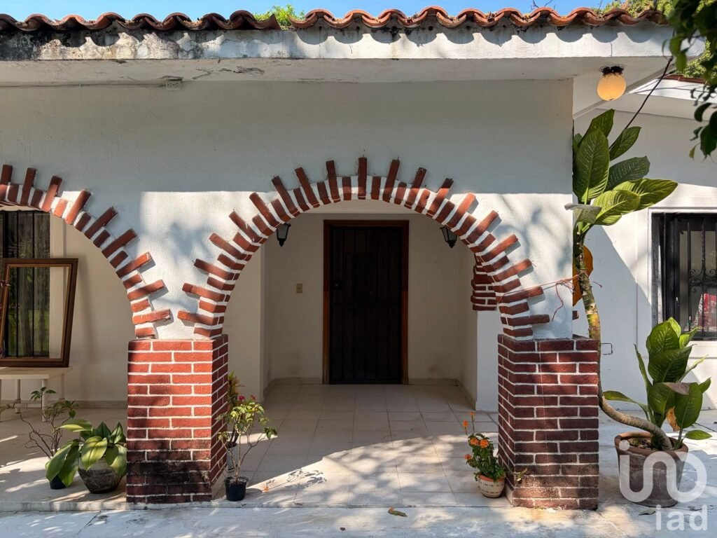 Casa de Una Planta, 3 Habitaciones con Baño y Extenso Jardín en Emiliano Zapata, Morelos