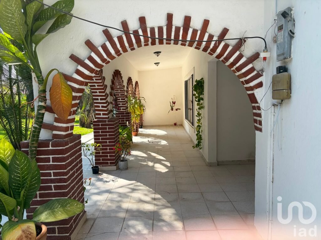 Casa de Una Planta, 3 Habitaciones con Baño y Extenso Jardín en Emiliano Zapata, Morelos