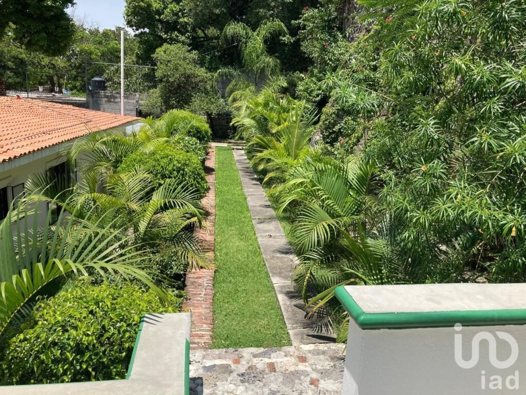 Casa de Una Planta, 3 Habitaciones con Baño y Extenso Jardín en Emiliano Zapata, Morelos