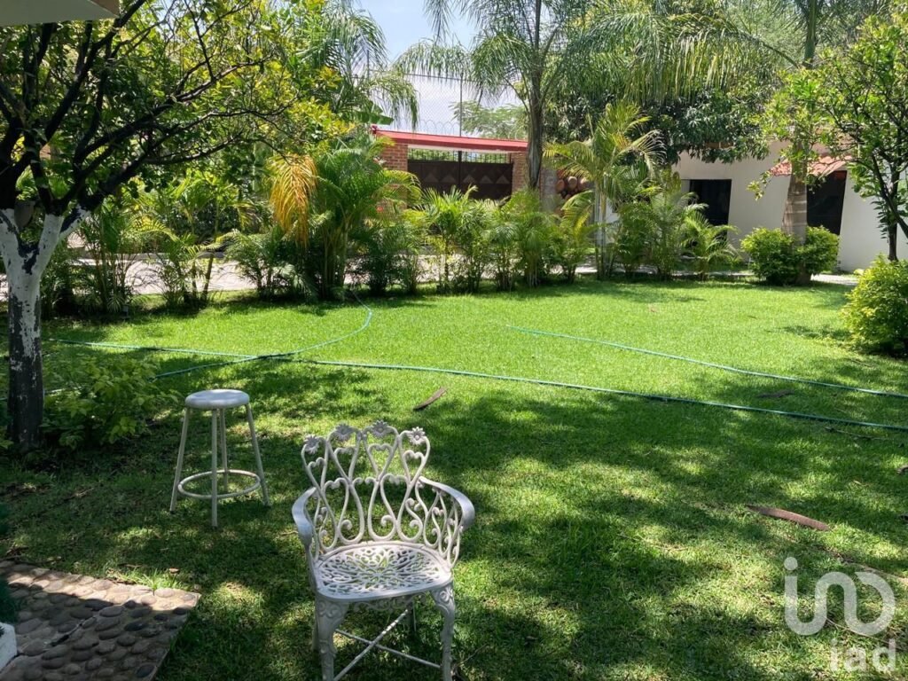 Casa de Una Planta, 3 Habitaciones con Baño y Extenso Jardín en Emiliano Zapata, Morelos
