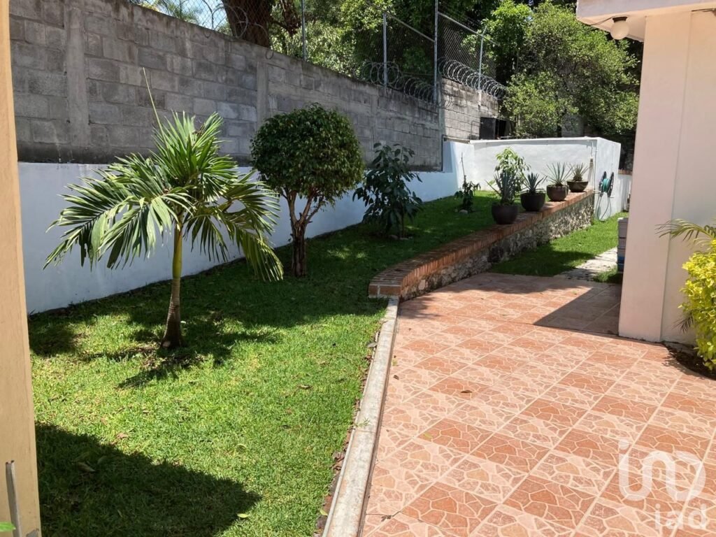 Casa de Una Planta, 3 Habitaciones con Baño y Extenso Jardín en Emiliano Zapata, Morelos