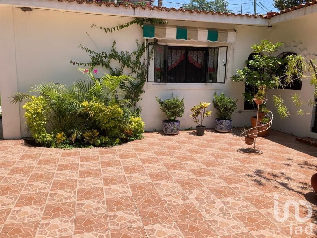 Casa de Una Planta, 3 Habitaciones con Baño y Extenso Jardín en Emiliano Zapata, Morelos