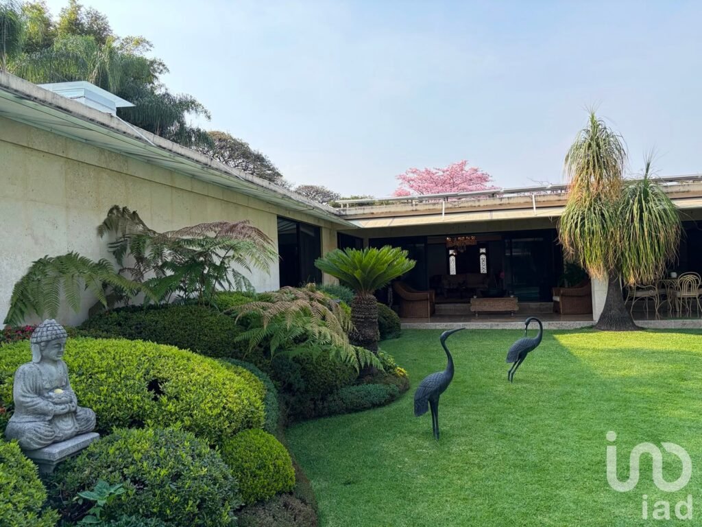 Casa en Venta de 5 Habitaciones con Jardin y Alberca en Palmira dentro de Privada en Cuernavaca