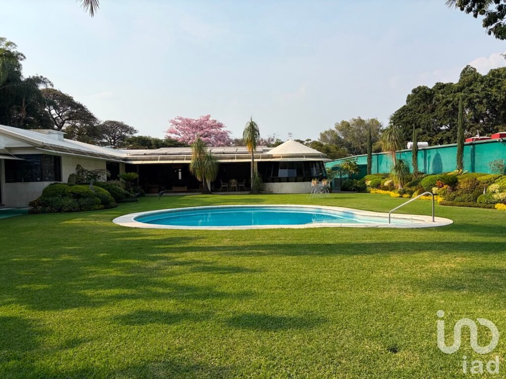 Casa en Venta de 5 Habitaciones con Jardin y Alberca en Palmira dentro de Privada en Cuernavaca